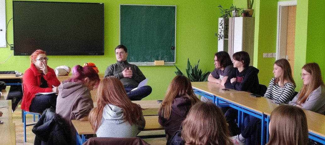 sastanak-s-ucenicima-oko-izrade-aplikacije-prava-aplikacija